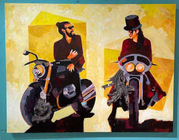 Två personer på motorcyklar mot gul bakgrund