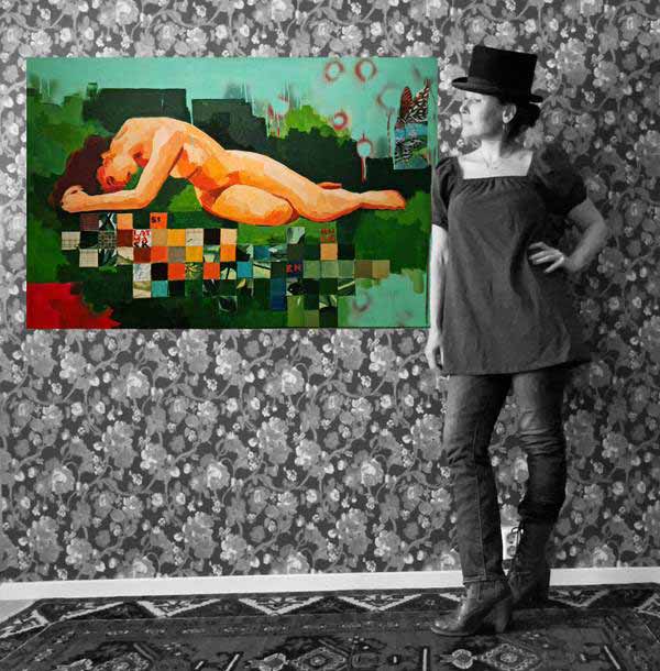 Miljöbild med Catrine i svartitt som tittar på sin tavla -naken kvinna bland grönska